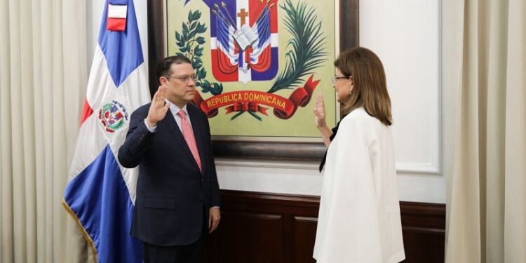 Vicepresidenta juramenta a Sanz Lovatón como ministro de Industria, Comercio y Mipymes