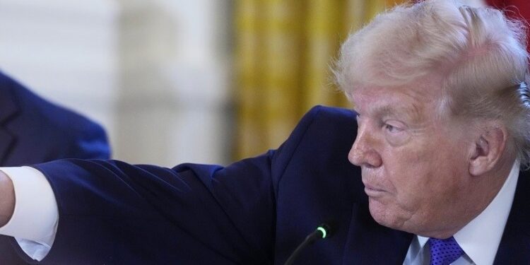 Trump anuncia un arancel del 25 % a «cualquier país que haga negocios» con Irán