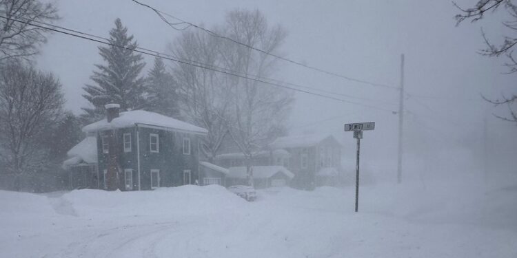 Casi 15.000 vuelos cancelados y estanterías vacías: fuerte tormenta invernal azota EE.UU. (VIDEOS)