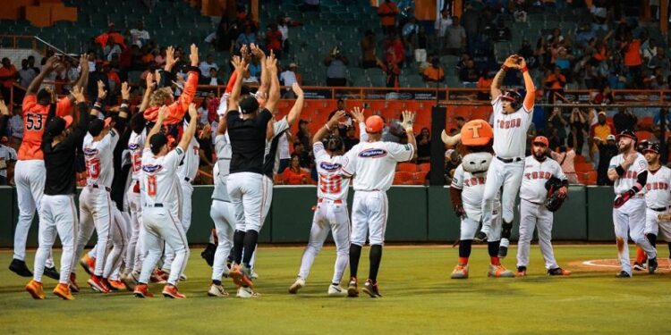 Toros remontan ante Leones guiados por Yairo y siguen firmes en 2º