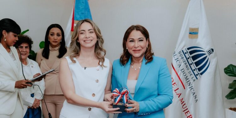 Gloria Reyes inicia gestión en el Ministerio de la Mujer