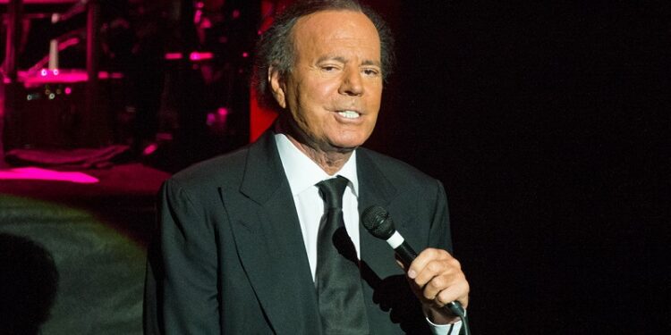 Extrabajadoras de Julio Iglesias le acusan de agresiones sexuales y acoso laboral