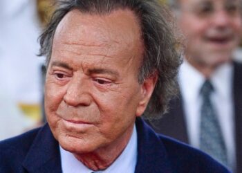 «El ginecólogo nos chequeó todo»: Detalles impactantes del escándalo de agresión sexual que salpica a Julio Iglesias