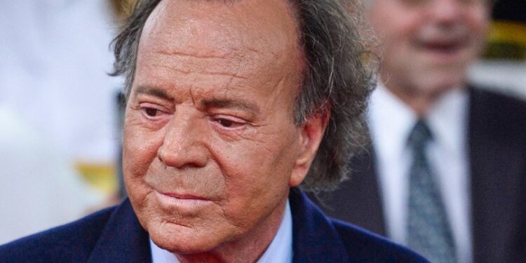 «El ginecólogo nos chequeó todo»: Detalles impactantes del escándalo de agresión sexual que salpica a Julio Iglesias