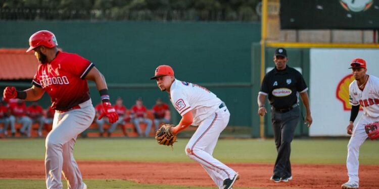Escogido se impone en extra innings y pone Serie Final 3-1