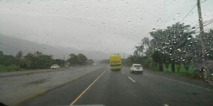 Ambiente mayormente soleado sobre gran parte del país con chubascos dispersos