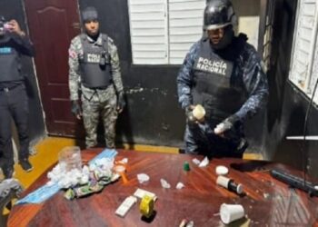 Policía interviene punto de venta de drogas y ocupa arma de fuego