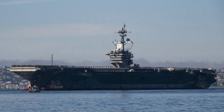 El portaviones USS Abraham Lincoln llega a Oriente Medio y se encuentra cerca de Irán