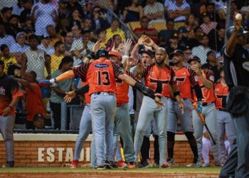 Toros blanquean a las Águilas y quedan solos en segundo lugar