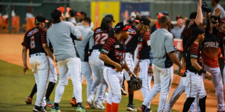 Toros dejan a Águilas en el terreno y avanzan a la final