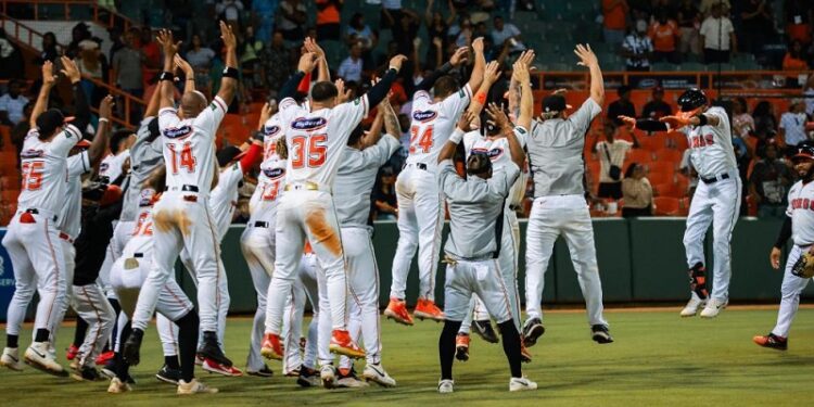 Jiménez, Alcántara y De la Cruz la sacan en victoria Toros sobre Gigantes