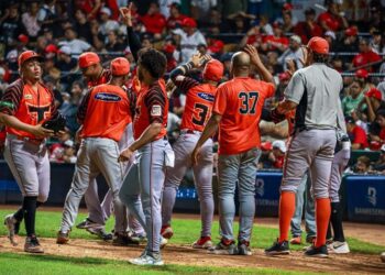 Toros remontan en el noveno y ganan su primero de la Serie Final