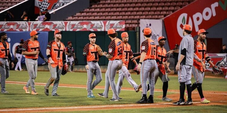 Toros se imponen a Gigantes en su lucha por avanzar a la Final