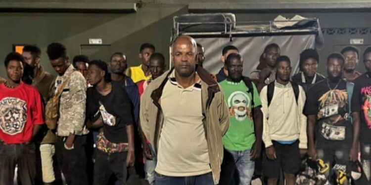 Ejército detiene camioneta con 26 haitianos indocumentados en Constanza