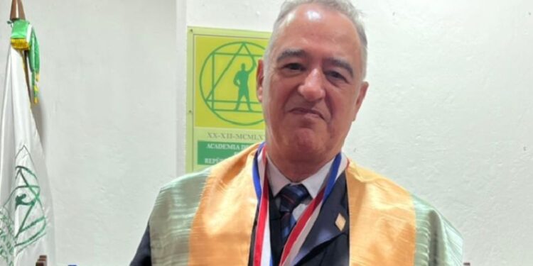 Poeta y semiólogo español es investido en la Academia de Ciencias y esclarece autoría de «Por amor»