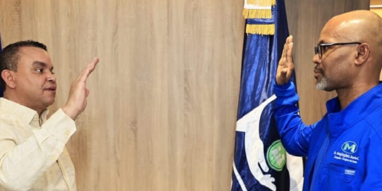 Director del SNS juramenta nuevo director en Hospital Salvador B. Gautier