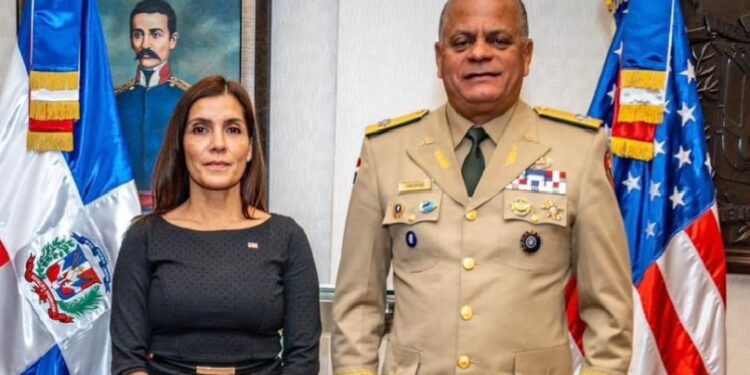 Embajadora de los Estados Unidos realiza visita oficial al ministro de Defensa