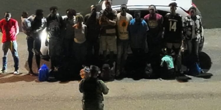 Ejército intercepta tres vehículos y detiene 28 haitianos en Santiago Rodríguez y Valverde