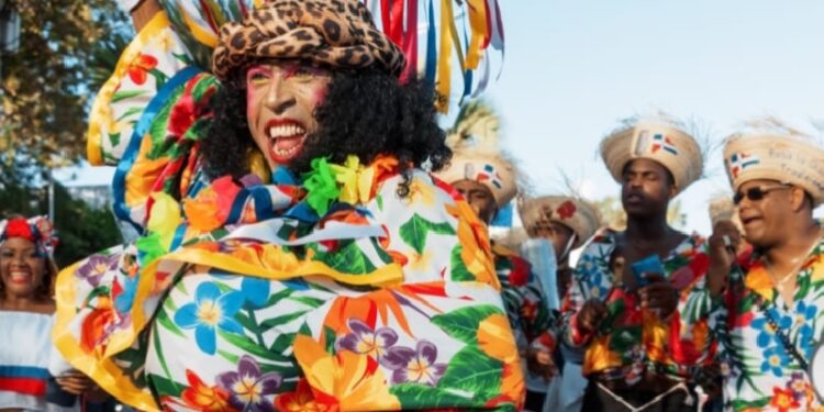 Carnaval del Distrito Nacional llena de alegría, color y tradición el malecón