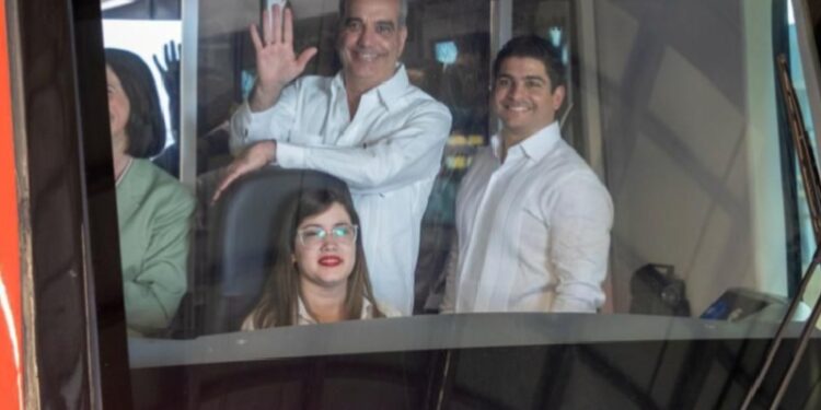 Presidente pone en marcha Línea 2C del Metro de Santo Domingo 