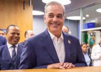 El presidente Abinader recibe la nueva licencia de conducir