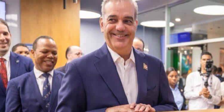 El presidente Abinader recibe la nueva licencia de conducir