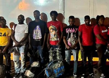 Envían ante la justicia a conductor detenido con 13 haitianos indocumentados 