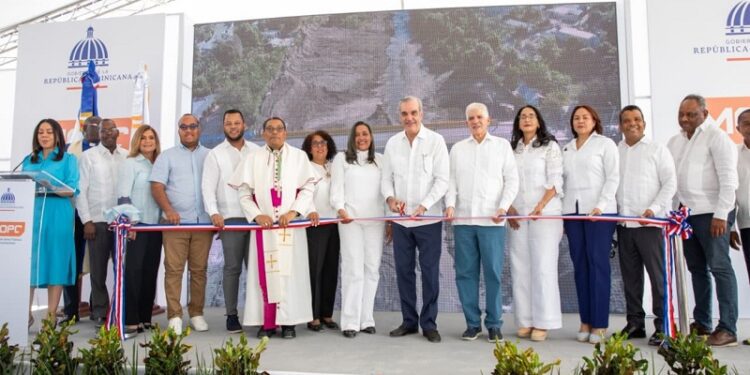 Presidente Abinader inaugura puente sobre río Viajama
