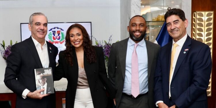 Presidente Abinader comparte con la comunidad dominicana en Emiratos Árabes Unidos