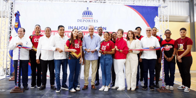 Presidente Abinader entrega dos modernos polideportivos techados