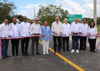 Abinader inaugura carretera que comunica Villa Riva con la autopista del Nordeste