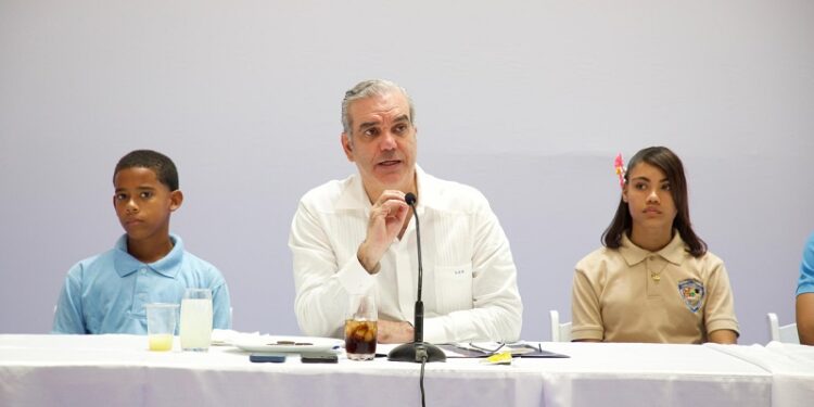 Abinader insta a jóvenes a estudiar carreras relacionadas con las ciencias y los idiomas con alta demanda