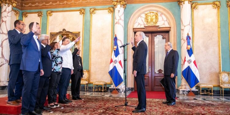 Abinader juramenta a los miembros del Comité Gestor del Jardín Botánico de San Juan de la Maguana
