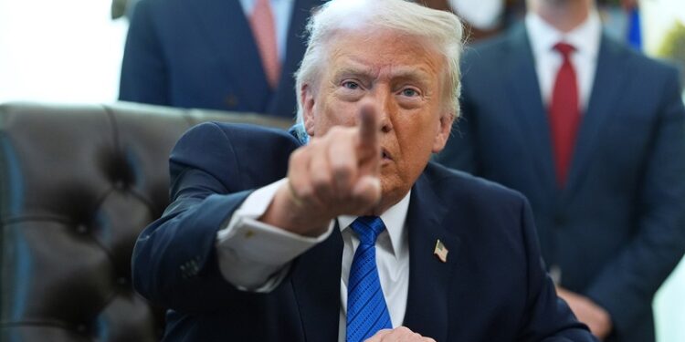 Trump amenaza con más aranceles a cualquier país que comercie con Irán