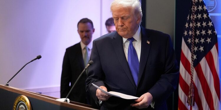 Trump: «Acabo de firmar un arancel global para todos los países»