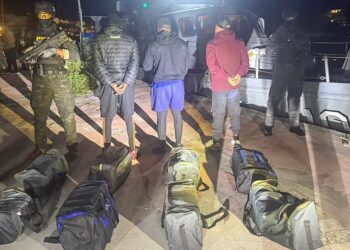 Ocupan 136 paquetes de cocaína y arrestan a tres dominicanos