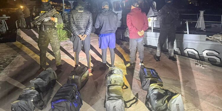 Ocupan 136 paquetes de cocaína y arrestan a tres dominicanos