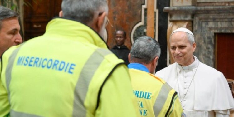 El Papa: La fe cristiana se vive en la caridad, serviendo con alegría y sencillez