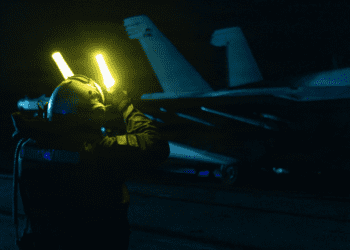 FOTOS: Cazas estadounidenses listos para despegar desde un portaaviones en Oriente Medio