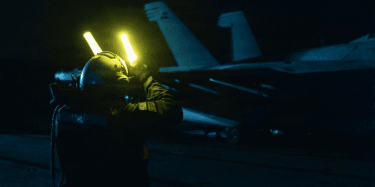 FOTOS: Cazas estadounidenses listos para despegar desde un portaaviones en Oriente Medio