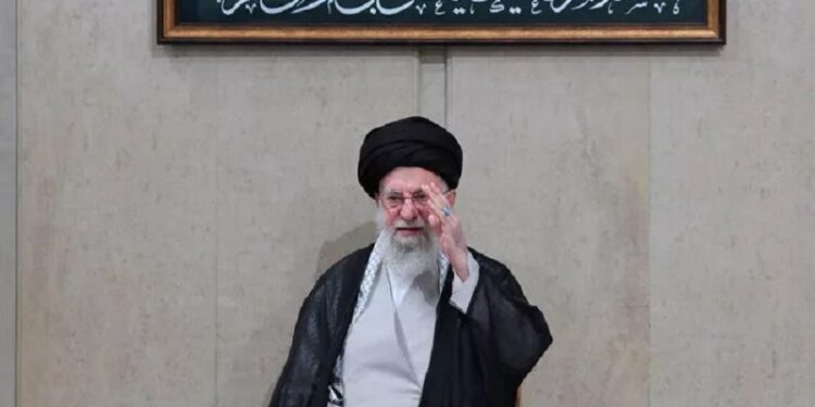 Irán «responderá con un puño firme», afirma el ayatolá Jameneí | Video