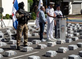 Autoridades ocupan más de dos toneladas de cocaína y arrestan a seis