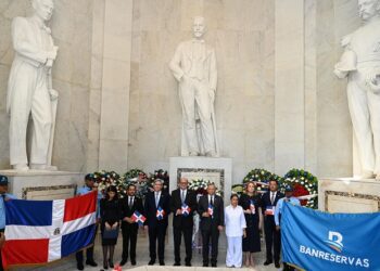 Banreservas deposita ofrenda floral en el Altar de la Patria