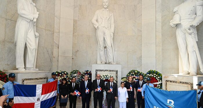 Banreservas deposita ofrenda floral en el Altar de la Patria