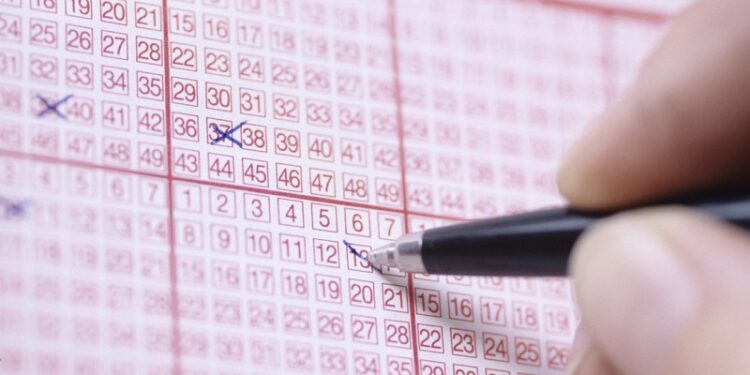 Premio a la testarudez: se vuelve millonario tras apostar a los mismos números por 22 años