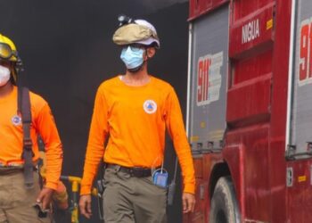 Defensa Civil asiste a bomberos en extinción de incendio en empresa de Haina