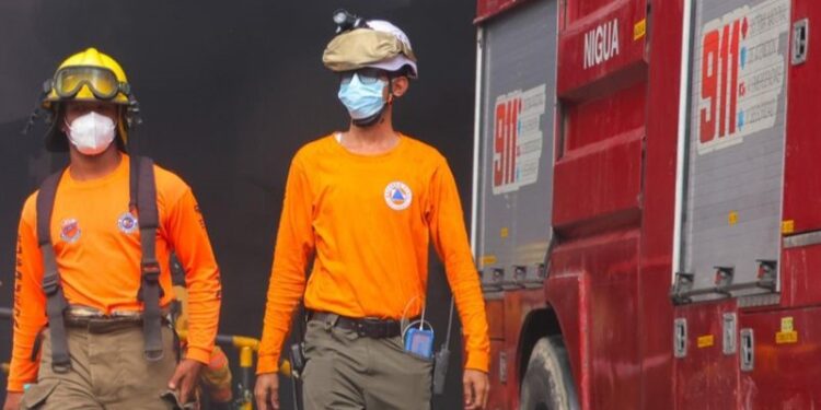 Defensa Civil asiste a bomberos en extinción de incendio en empresa de Haina