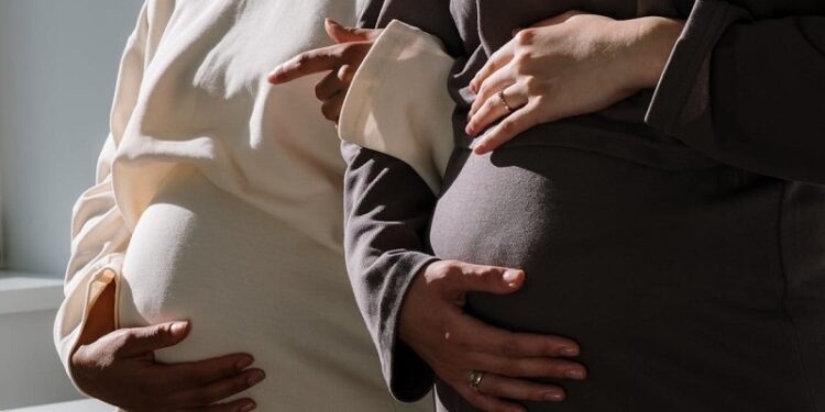 Casi 33.000 mujeres embarazadas en Cuba están en riesgo debido al bloqueo de combustibles