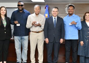 JCE entrega nueva cédula a miembros del Salón de la Fama de Cooperstown y a personas con discapacidad