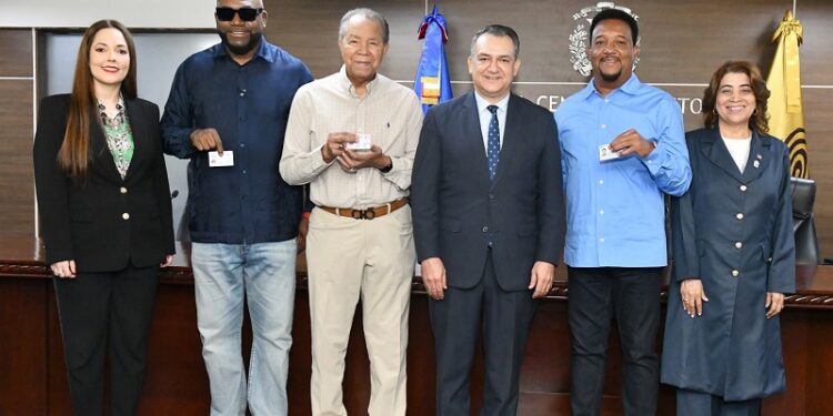 JCE entrega nueva cédula a miembros del Salón de la Fama de Cooperstown y a personas con discapacidad